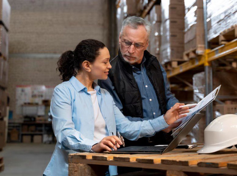 Personas Haciendo Seguimiento Del Inventario