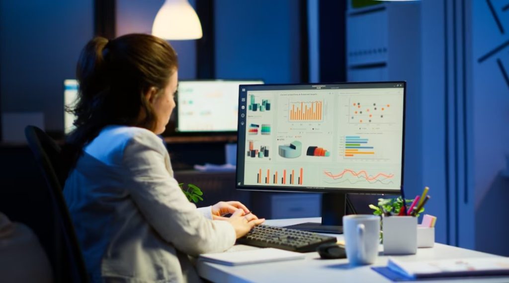 Persona Analizando Las Métricas Del Sistema Administrativo En Su Empresa